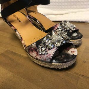 Comfort VIew Black Floral Jeweled Sandals